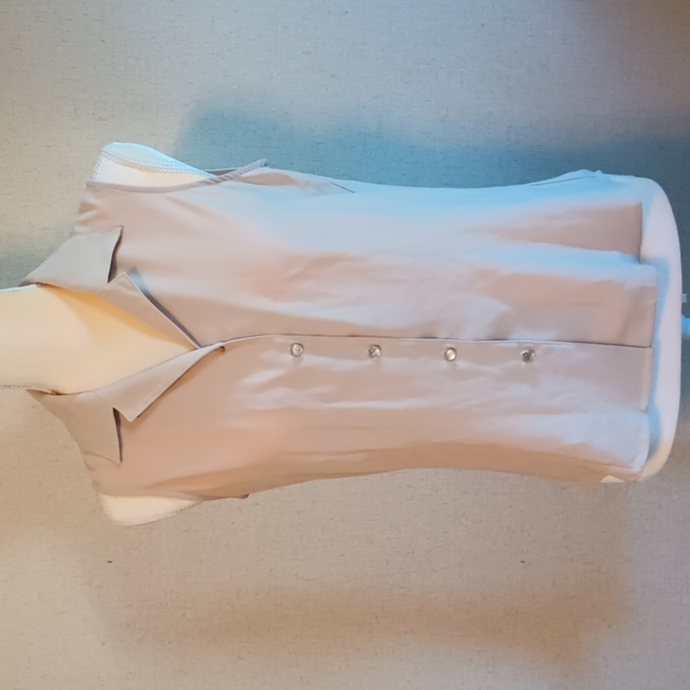 5/$20 Jaclyn Smith Small tan sleeveless button up collared top.